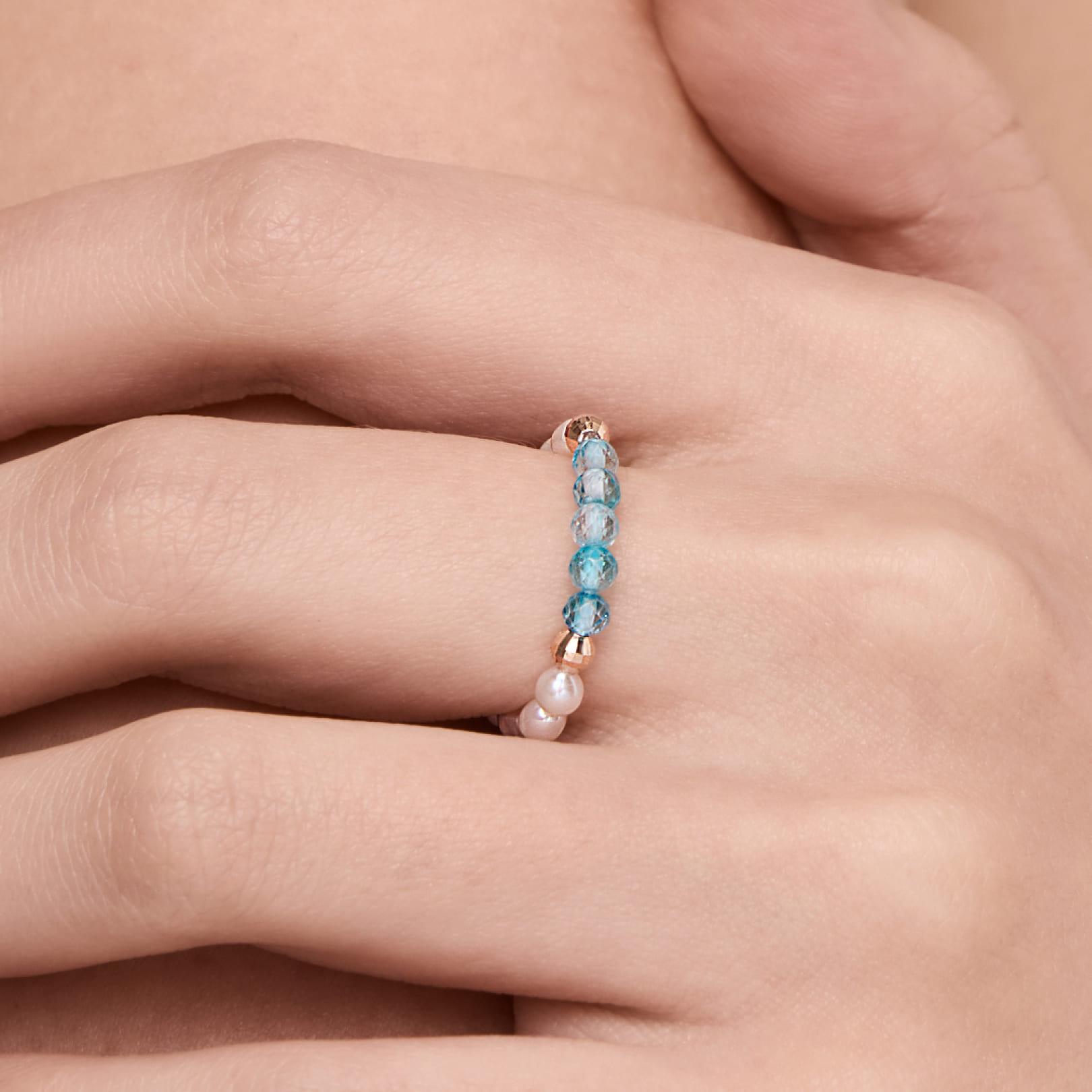 Кольцо из золота с жемчугом и топазами Sky