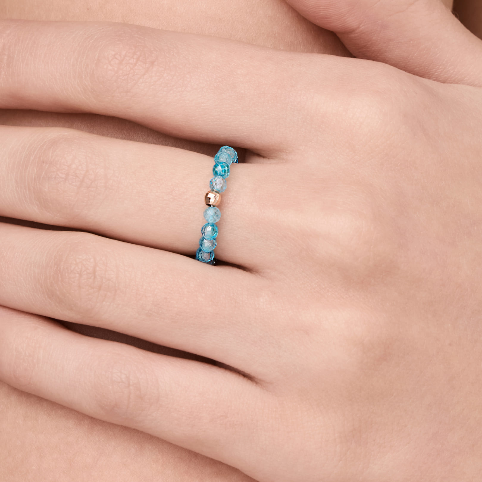 Кольцо из золота с топазами Скай