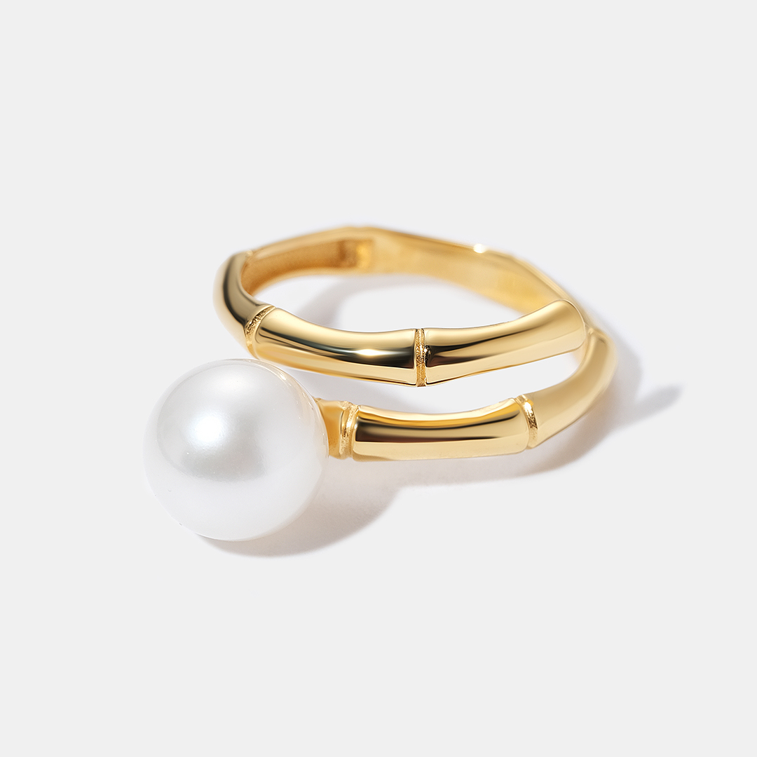 Незамкнутое кольцо из желтого золота с жемчугом
