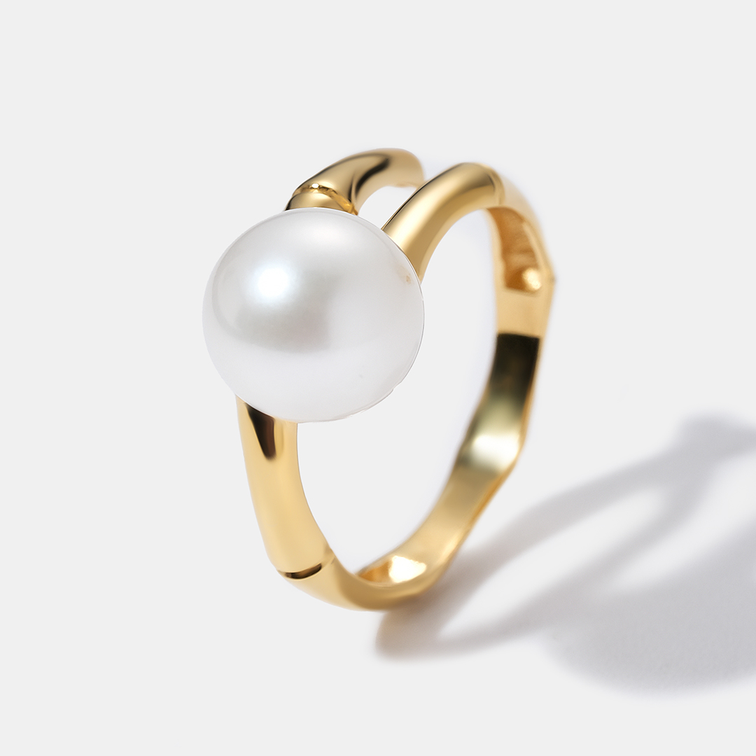 Незамкнутое кольцо из желтого золота с жемчугом