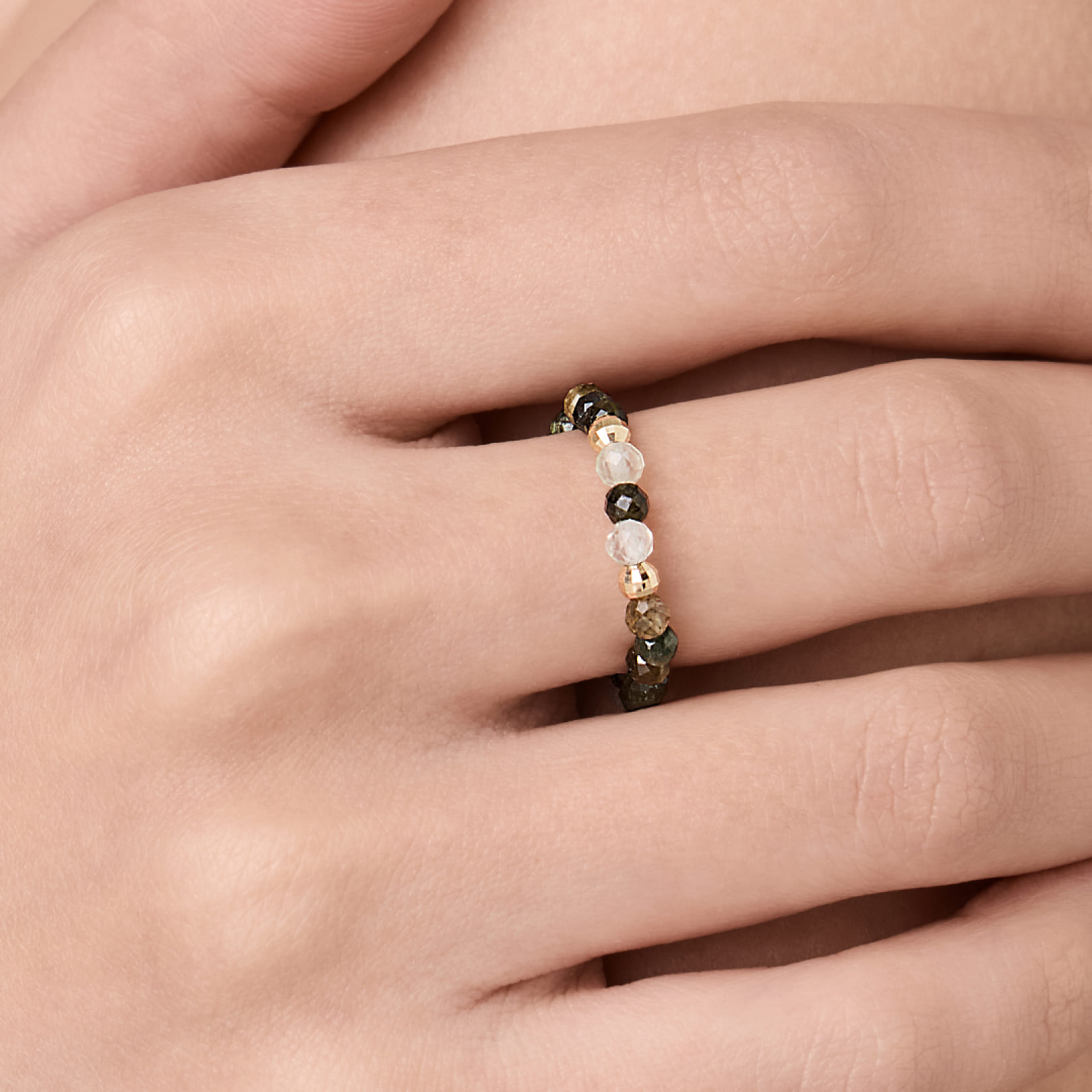 Кольцо из желтого золота с турмалинами и пренитами