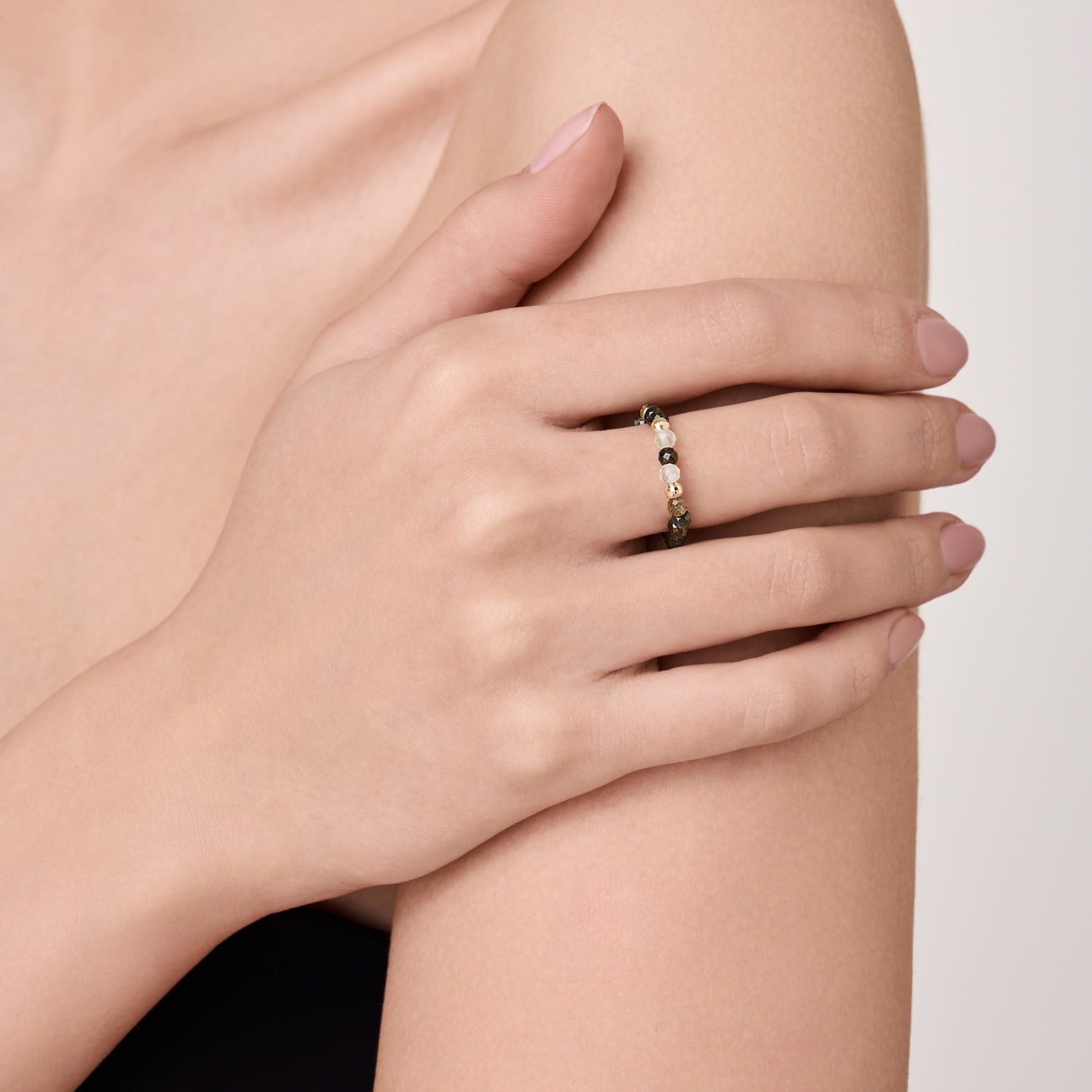 Кольцо из желтого золота с турмалинами и пренитами