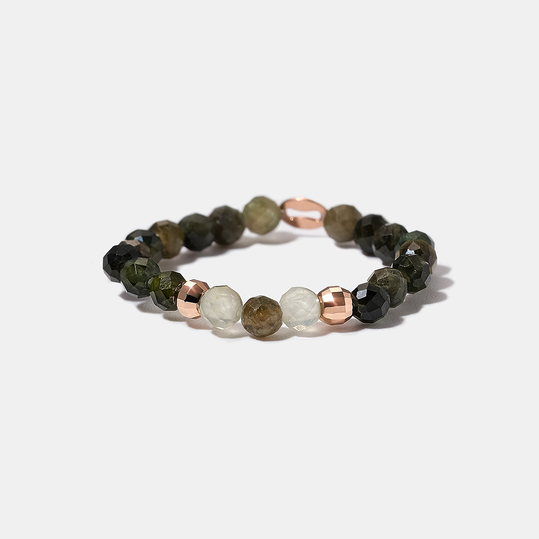 Кольцо из золота с турмалинами и пренитами