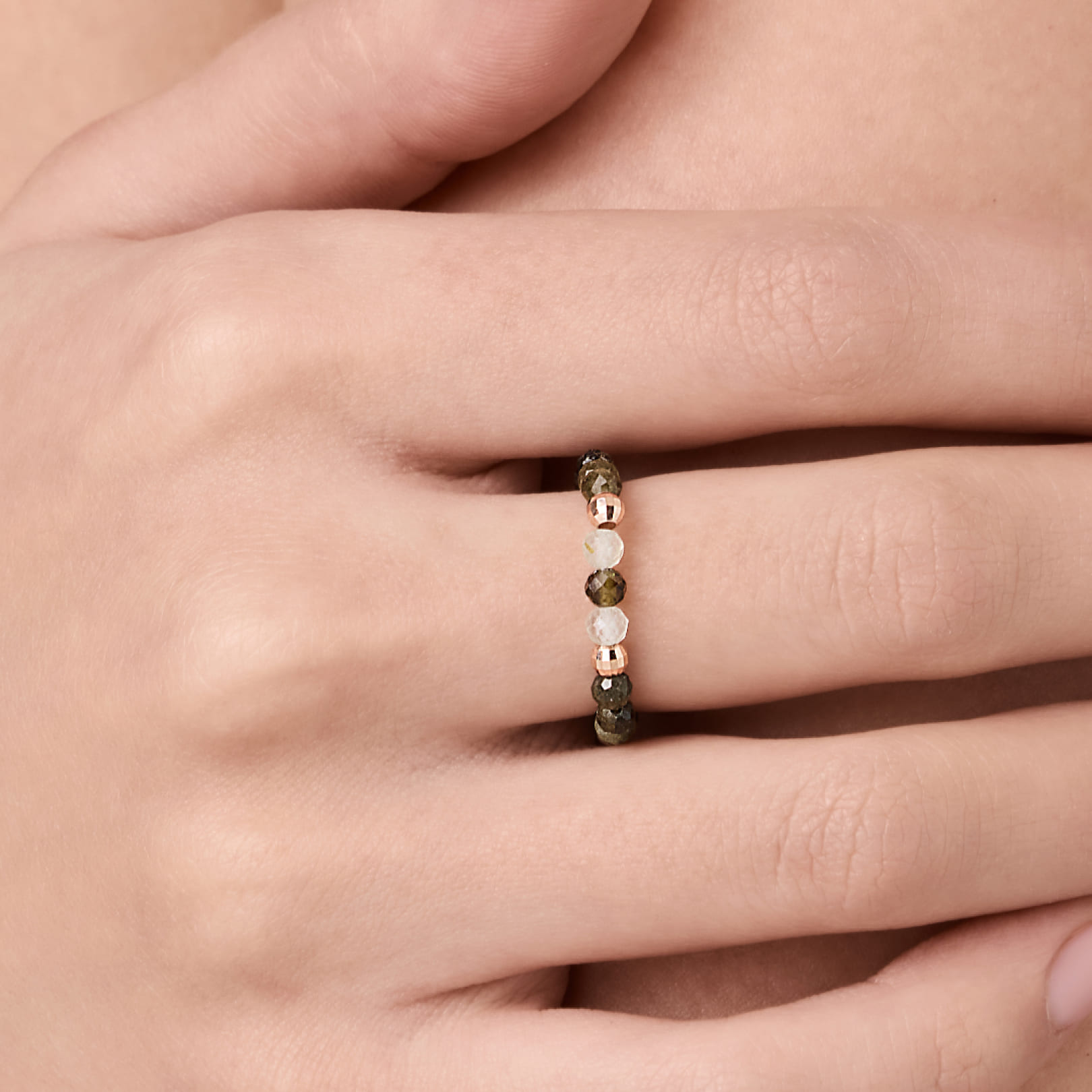 Кольцо из золота с турмалинами и пренитами