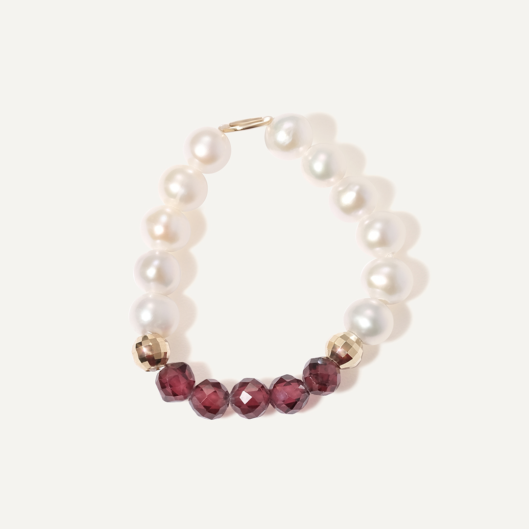 Кольцо из желтого золота с жемчугом и гранатами