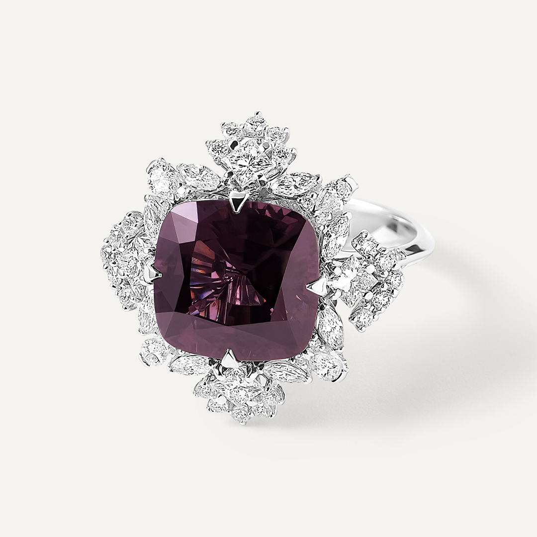 Кольцо из белого золота с фиолетовой шпинелью