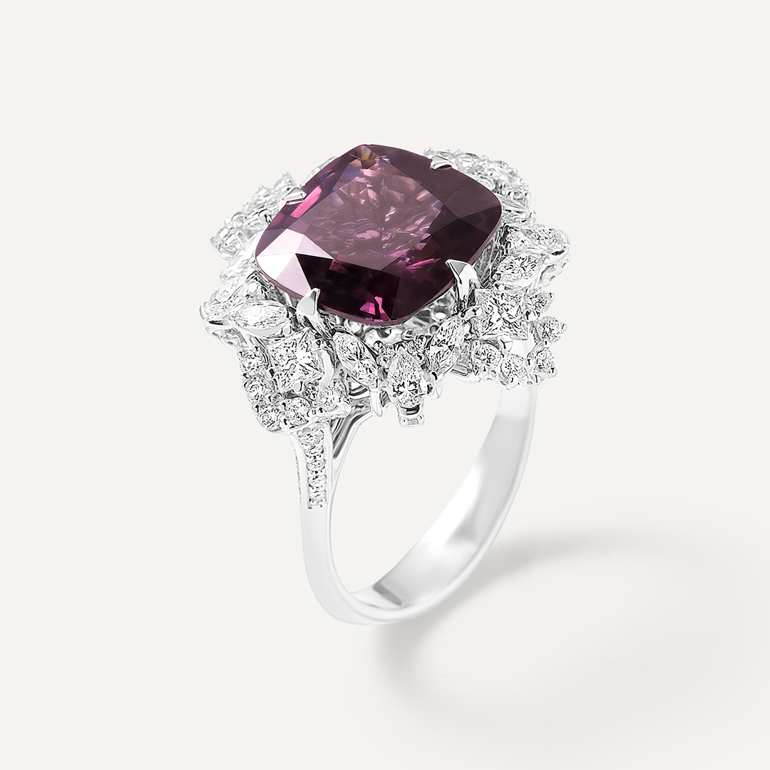 Кольцо из белого золота с фиолетовой шпинелью