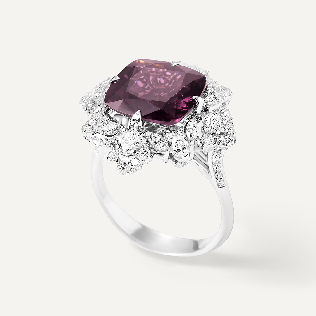Кольцо из белого золота с фиолетовой шпинелью