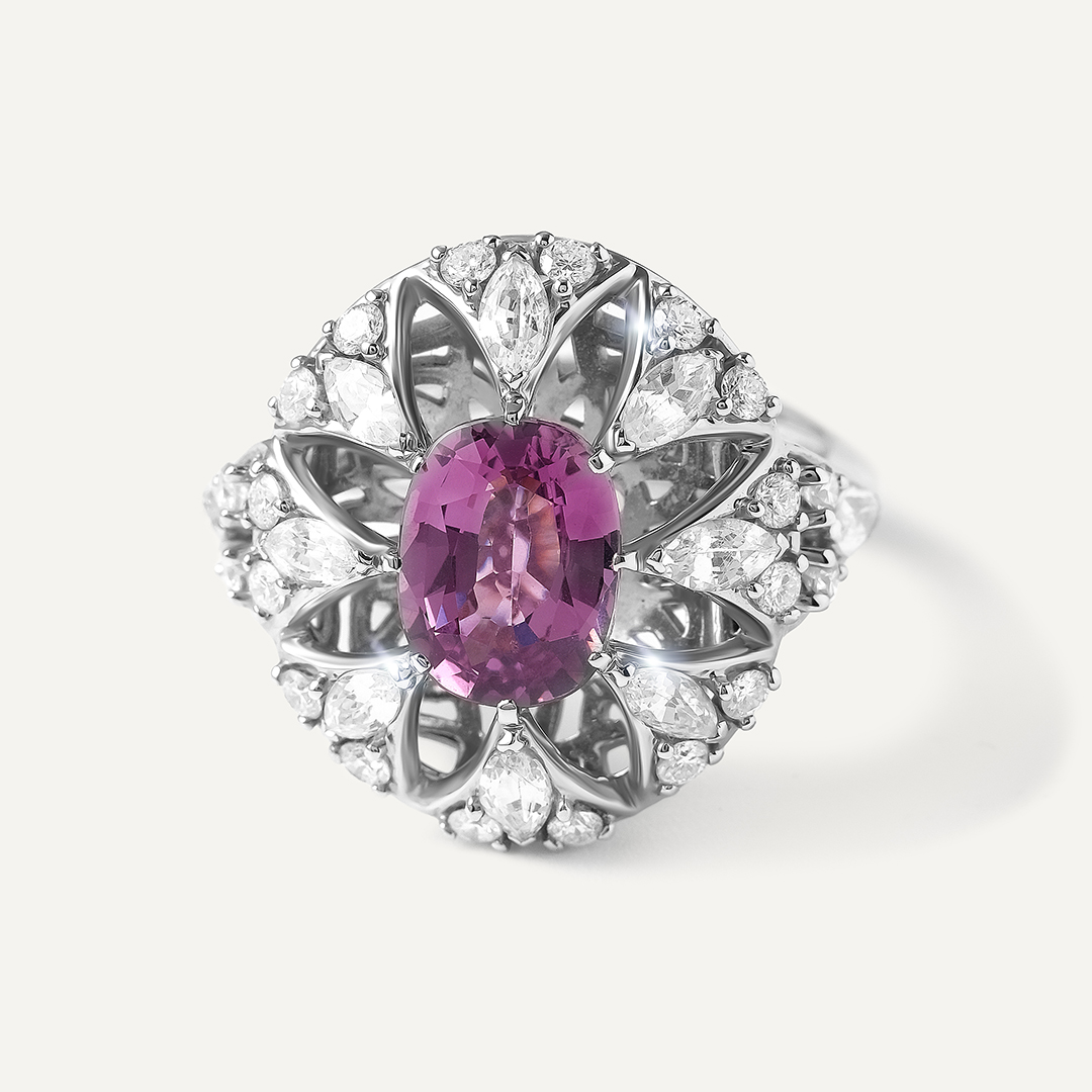 Кольцо из белого золота с фиолетовой шпинелью