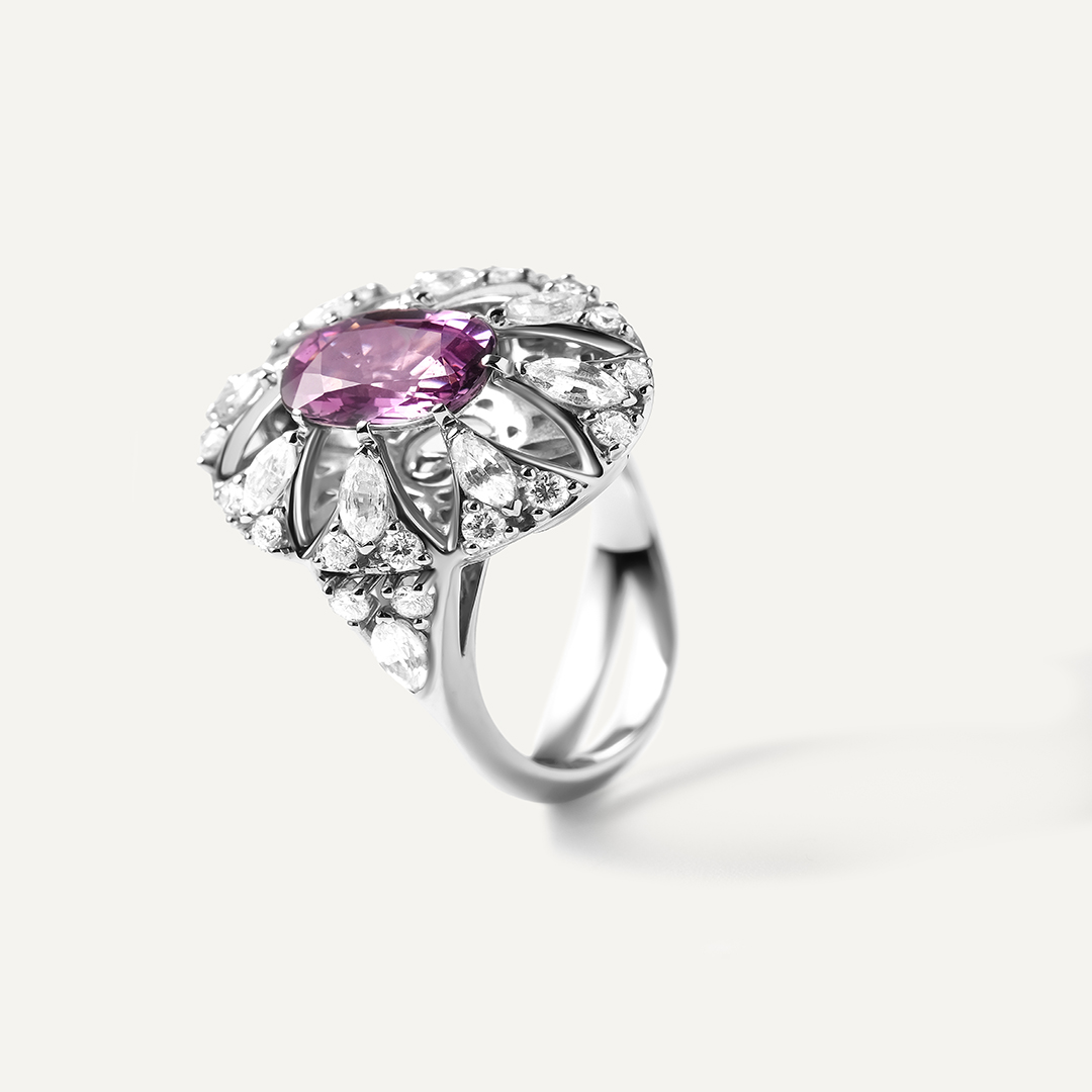 Кольцо из белого золота с фиолетовой шпинелью