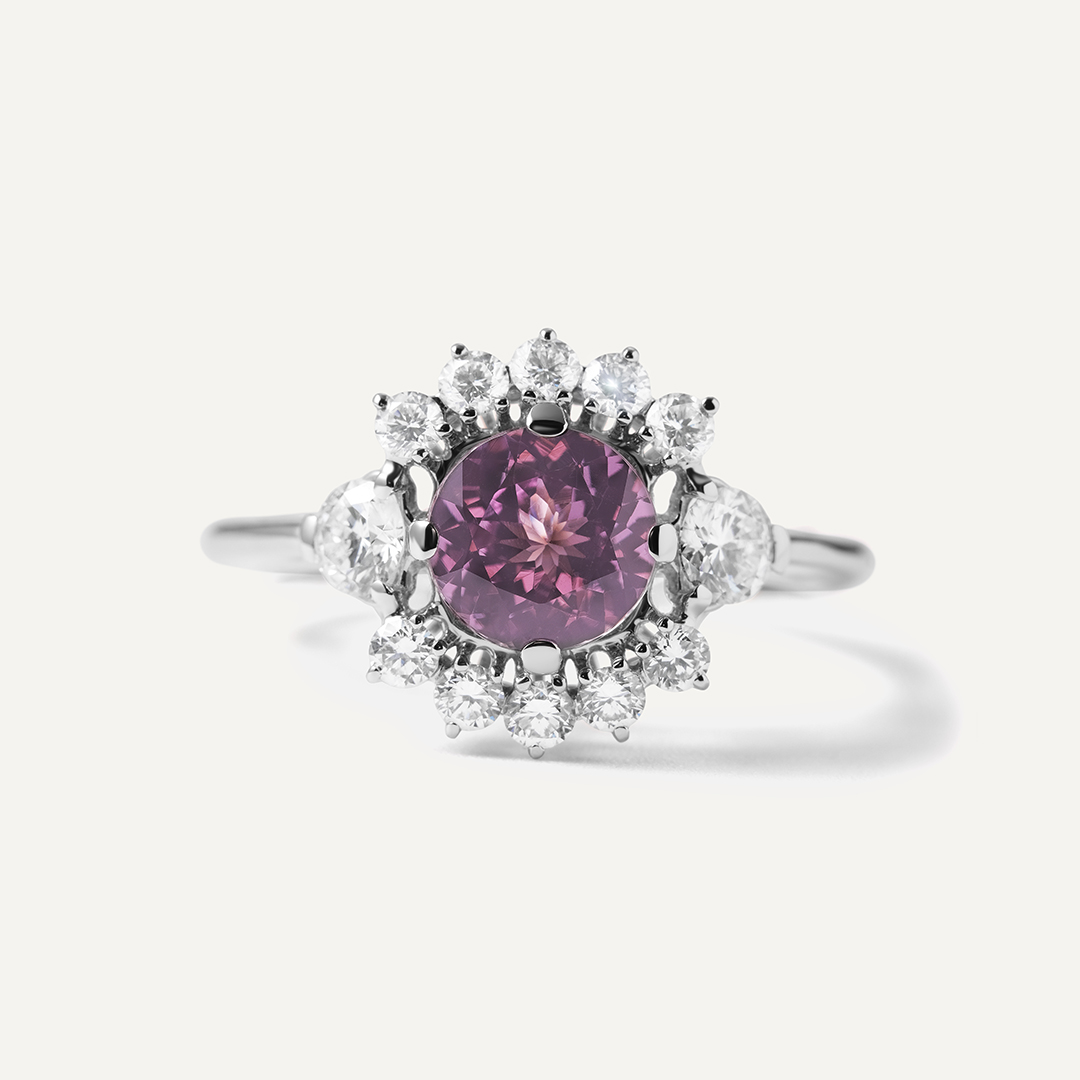 Кольцо из белого золота со шпинелью