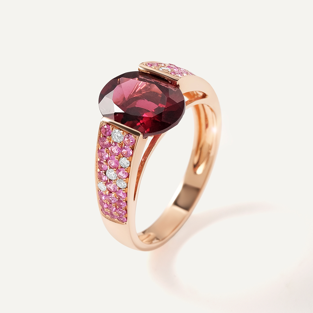 Кольцо из золота с родолитом