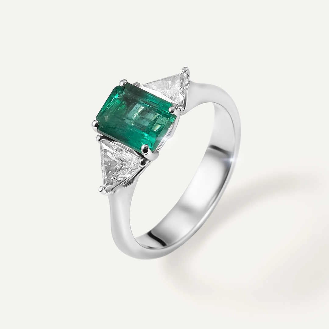 Кольцо из белого золота с изумрудом
