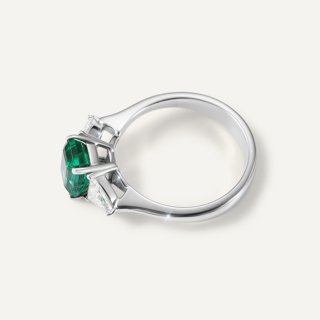Кольцо из белого золота с изумрудом
