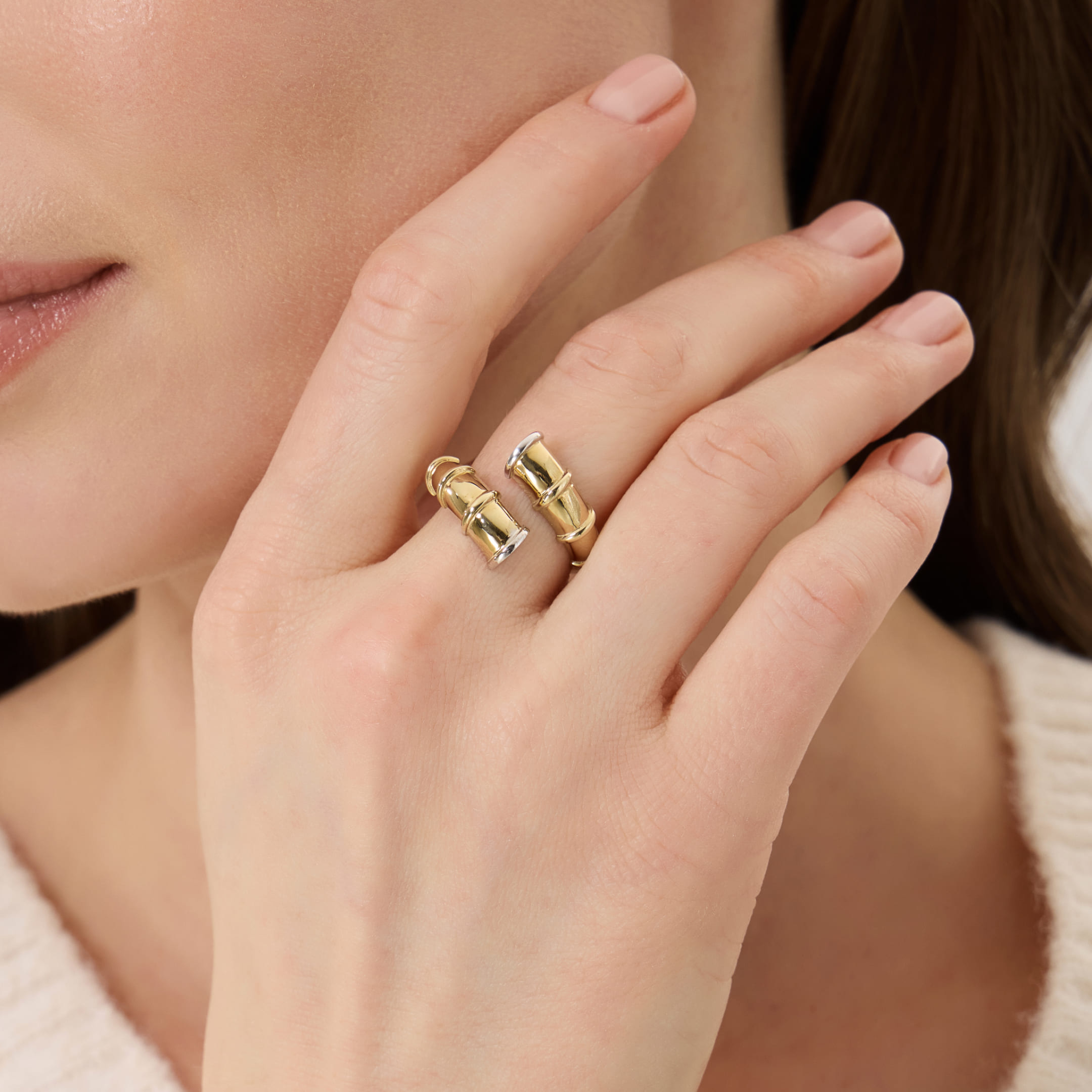 Незамкнутое кольцо из желтого золота