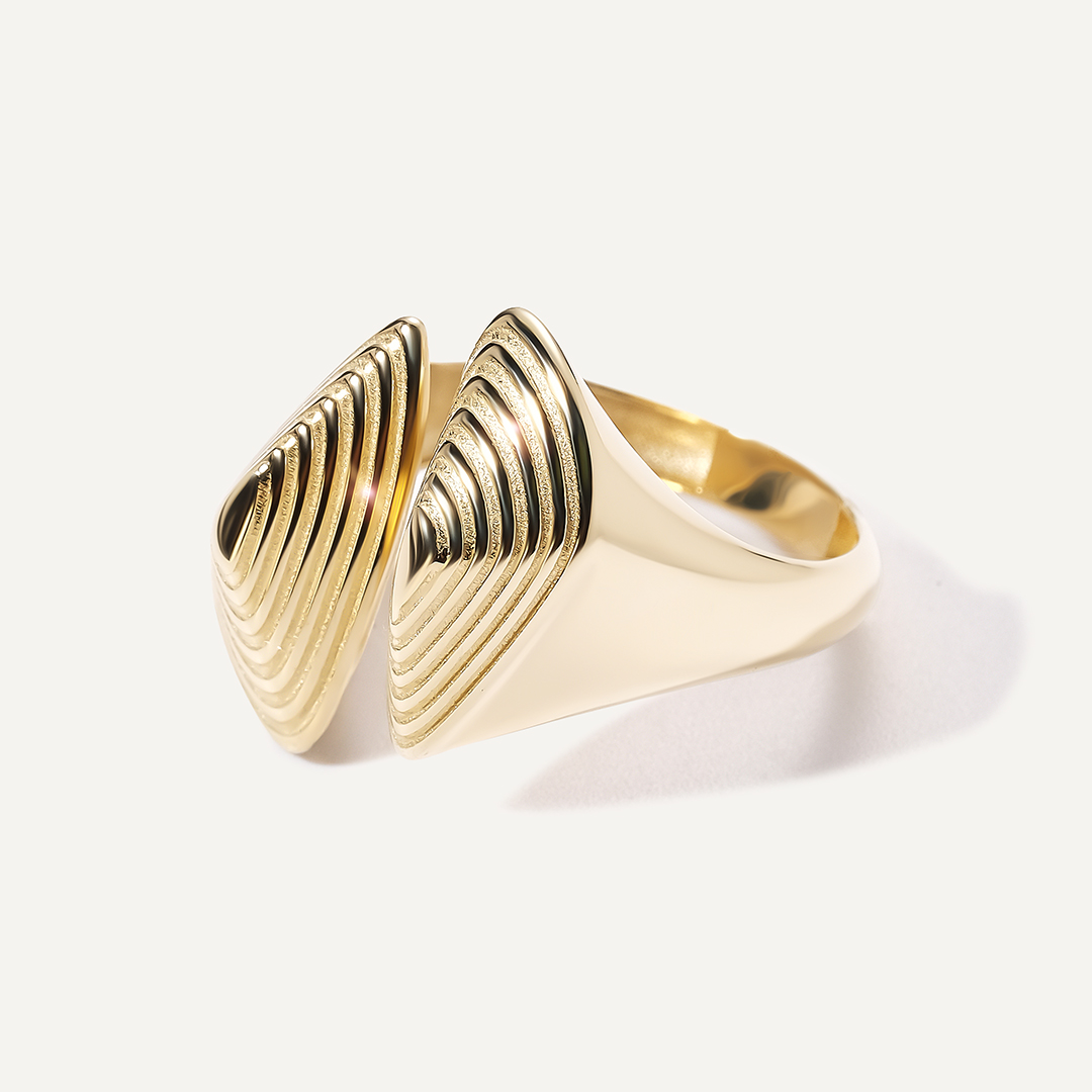 Незамкнутое кольцо из желтого золота