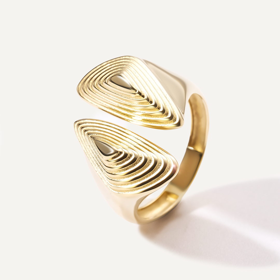 Незамкнутое кольцо из желтого золота