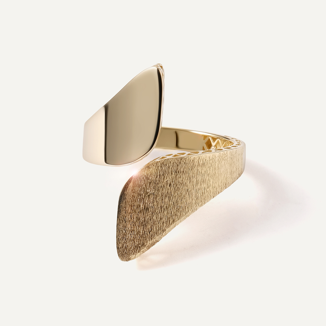 Незамкнутое кольцо из желтого золота