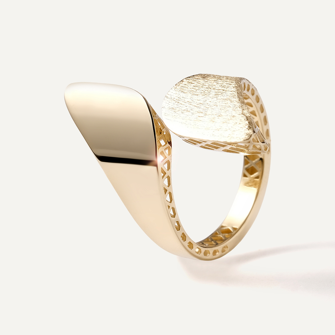 Незамкнутое кольцо из желтого золота