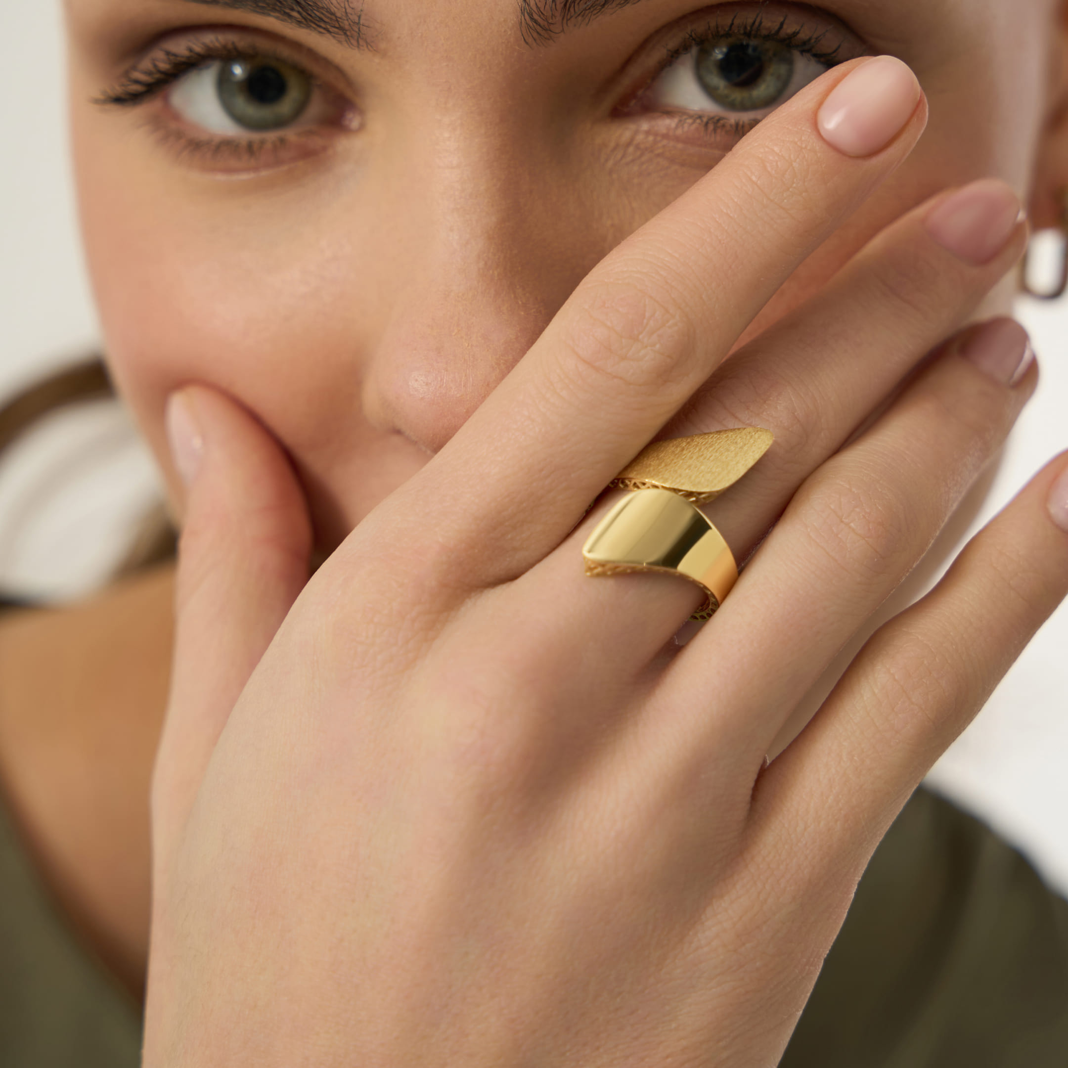 Незамкнутое кольцо из желтого золота