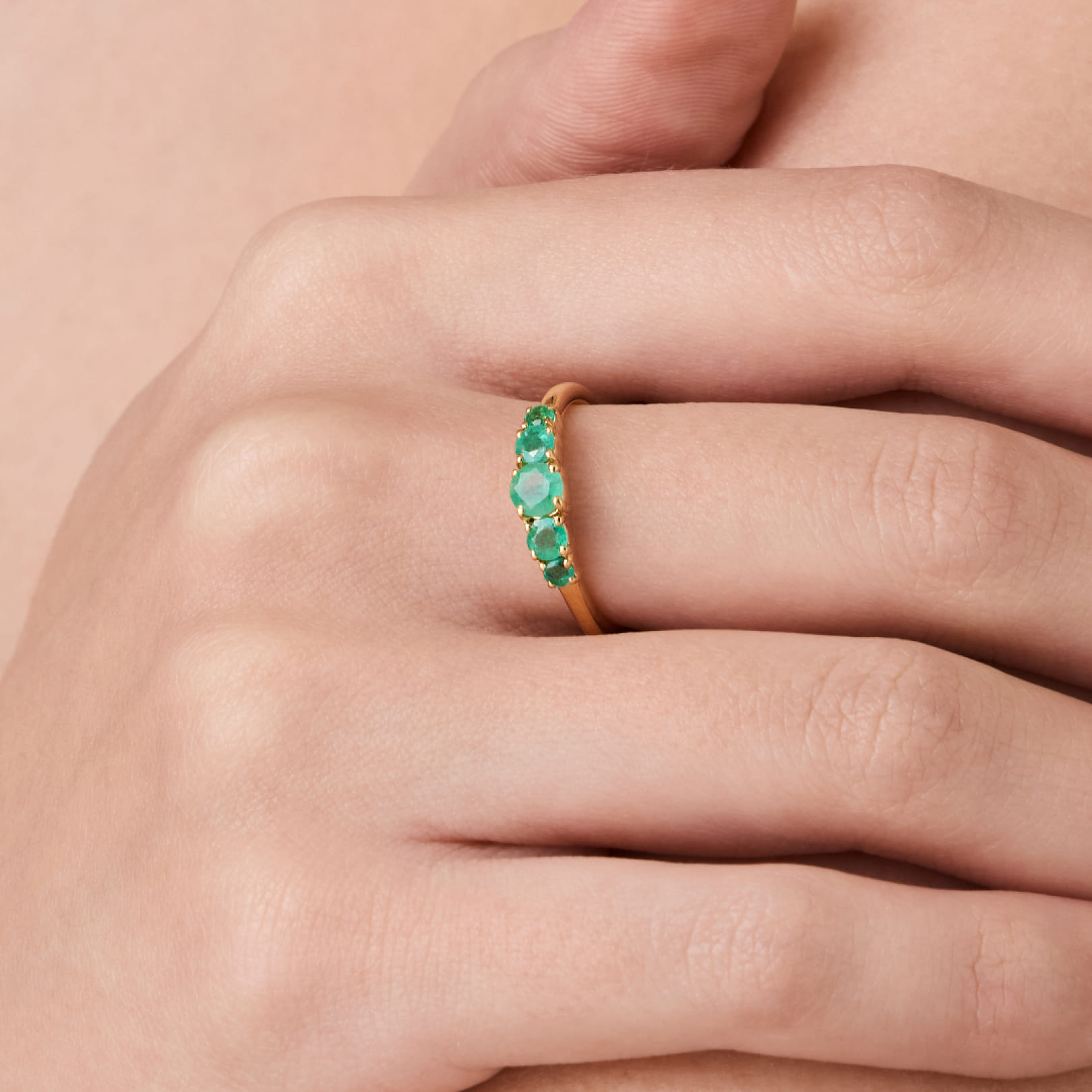 Серебряное кольцо с изумрудами