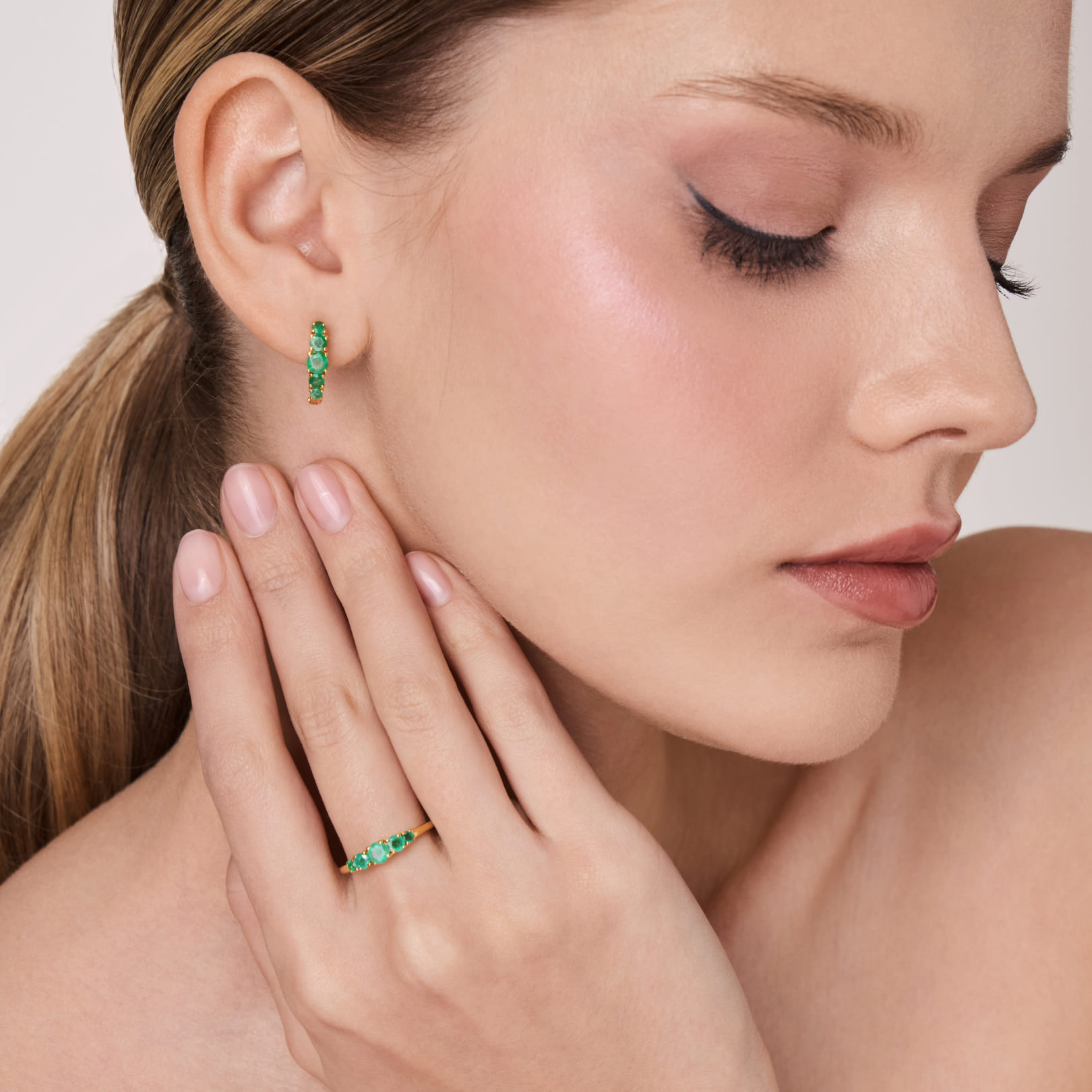 Серебряное кольцо с изумрудами