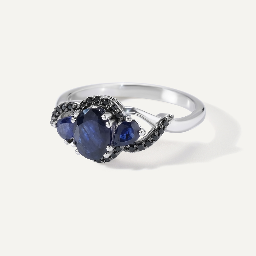 Серебряное кольцо с сапфирами
