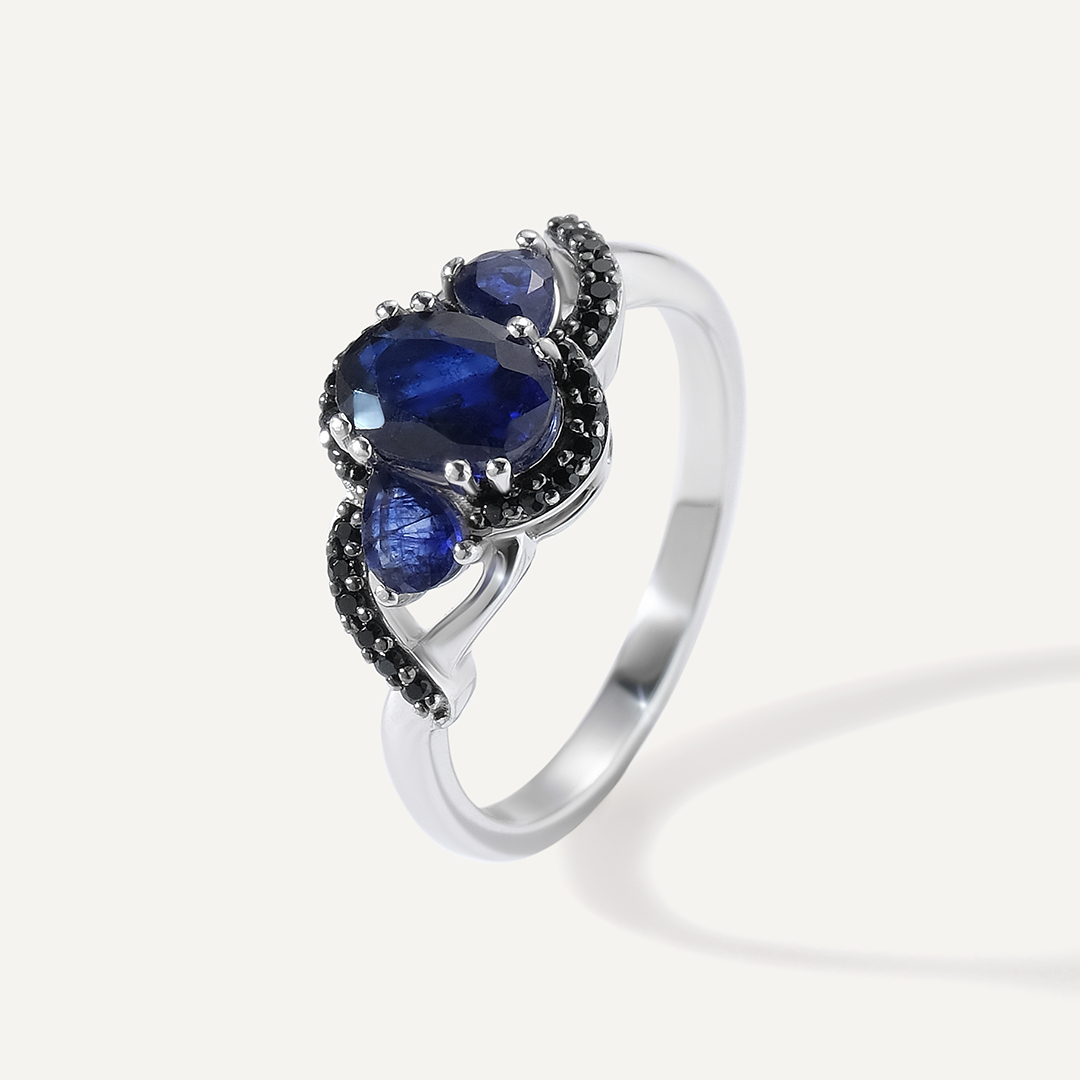 Серебряное кольцо с сапфирами