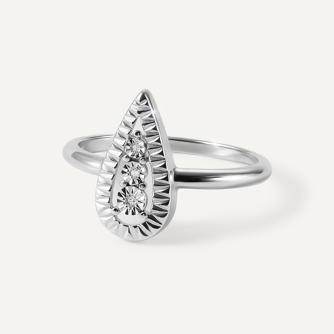 Серебряное кольцо с бриллиантами