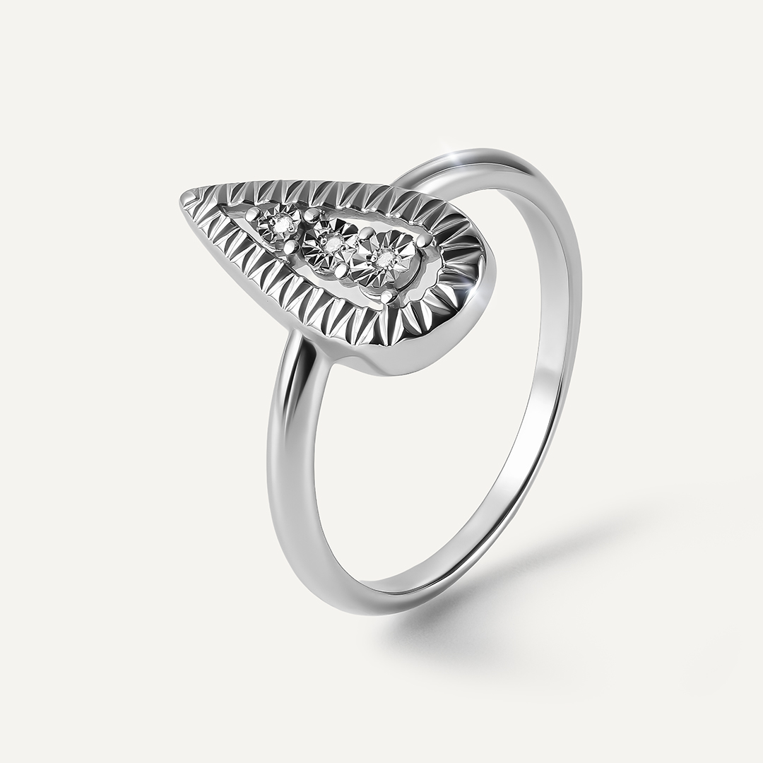 Серебряное кольцо с бриллиантами