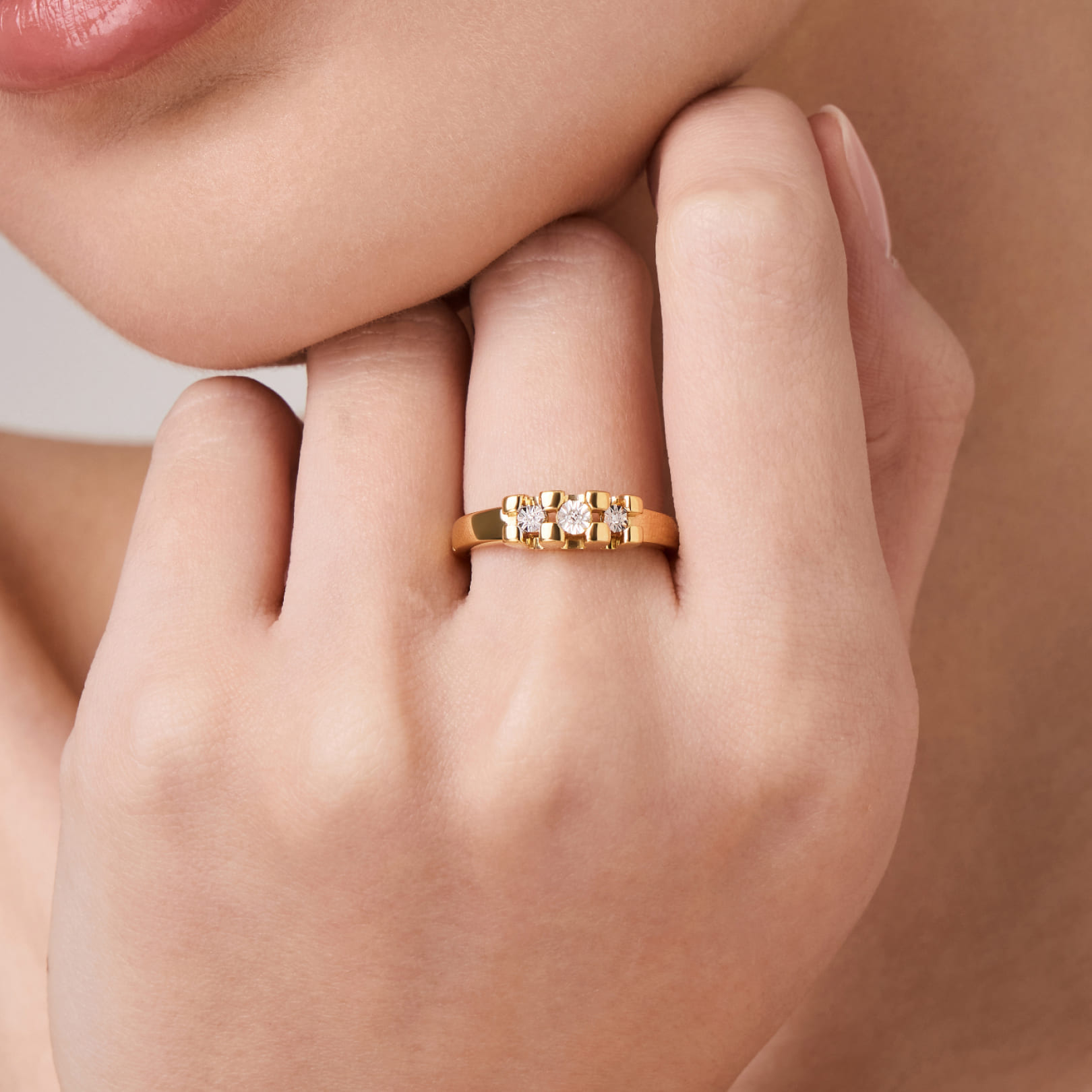 Серебряное кольцо с бриллиантами