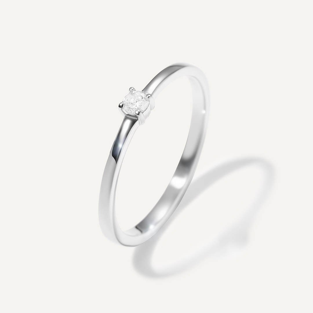 Серебряное кольцо с бриллиантом