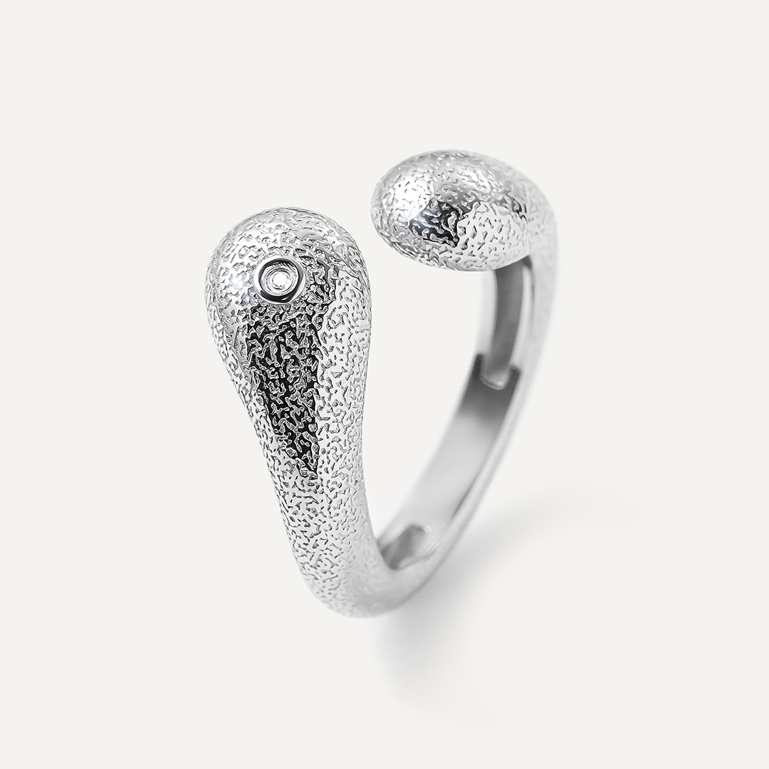 Серебряное незамкнутое кольцо с бриллиантом