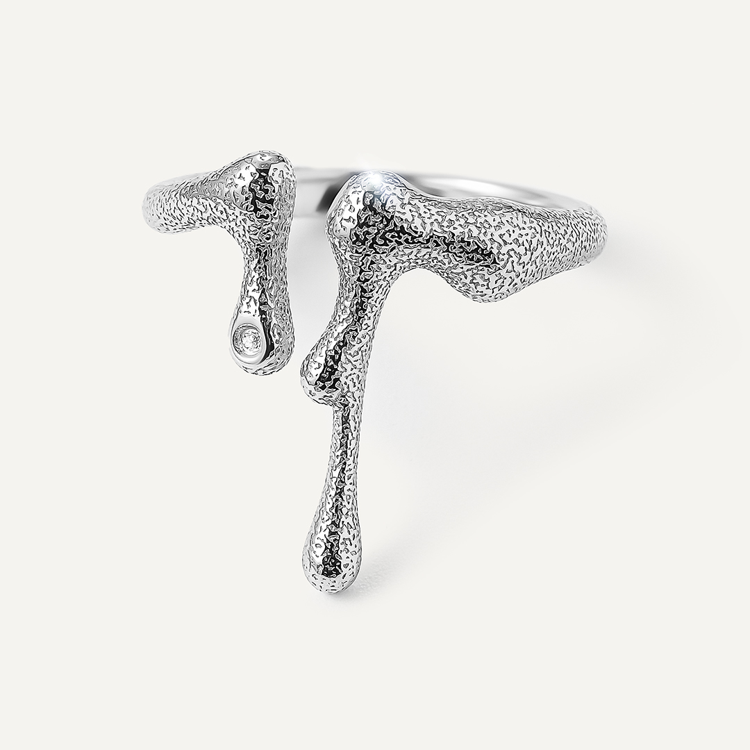 Серебряное незамкнутое кольцо с бриллиантом