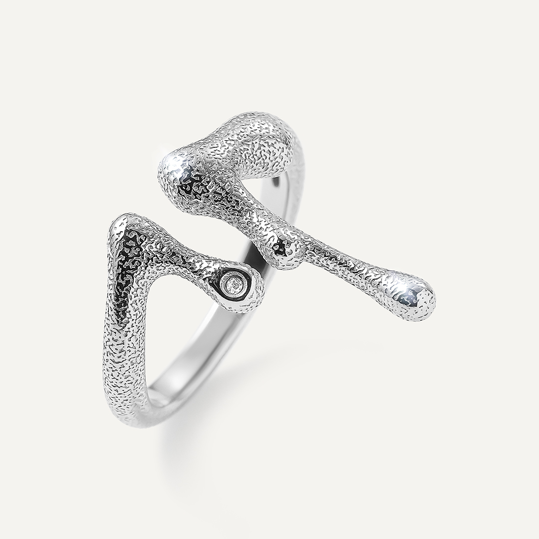 Серебряное незамкнутое кольцо с бриллиантом