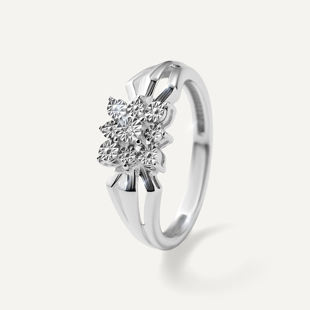 Серебряное кольцо с бриллиантом