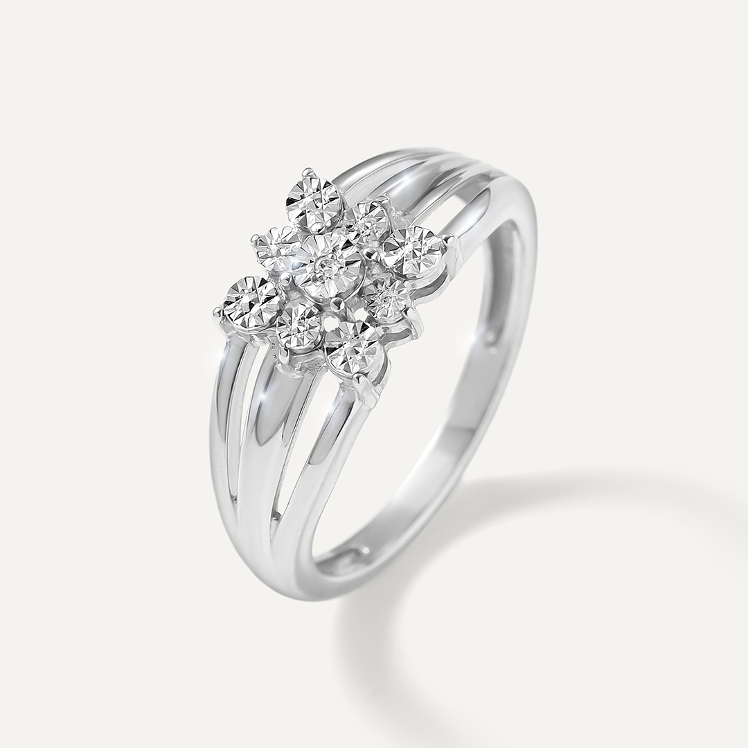 Серебряное кольцо с бриллиантом