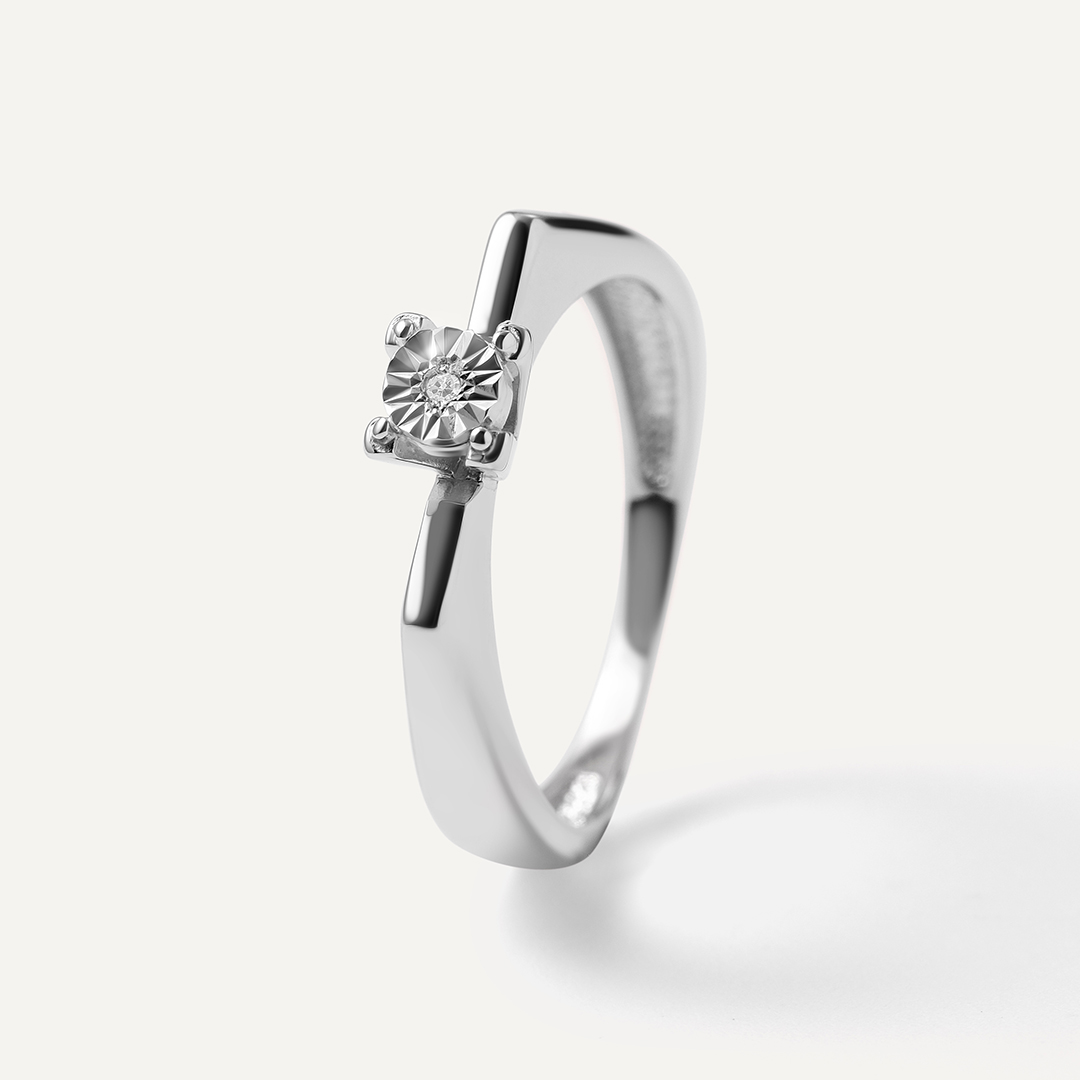 Серебряное кольцо с бриллиантом