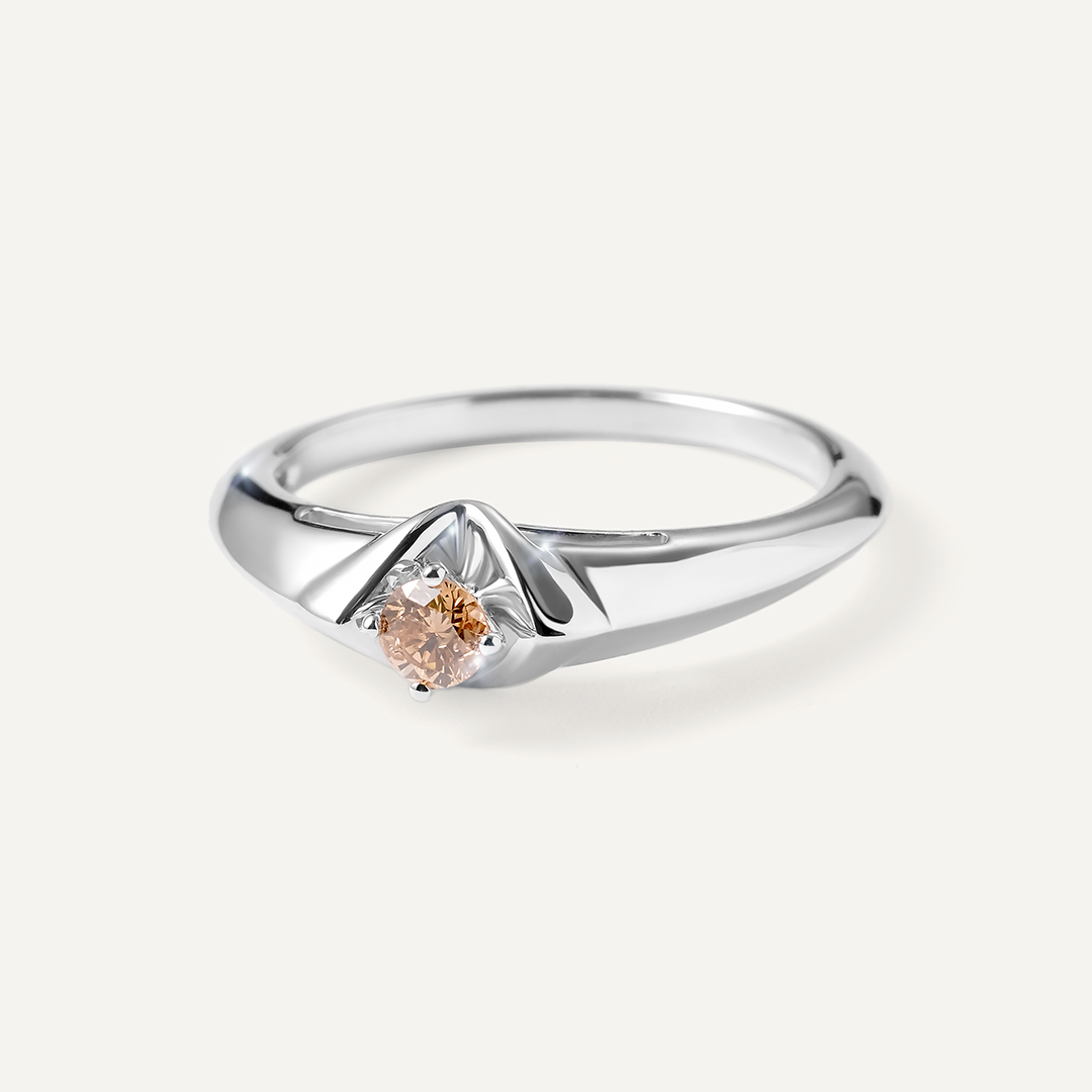 Серебряное кольцо с коньячным бриллиантом