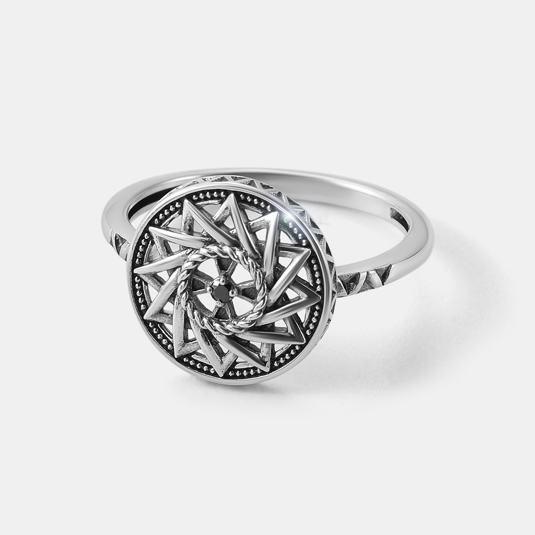 Серебряное кольцо с черным бриллиантом "Эрцгамма"