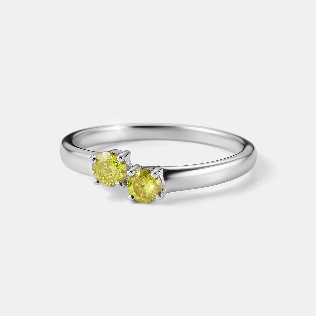 Серебряное кольцо с желтыми бриллиантами