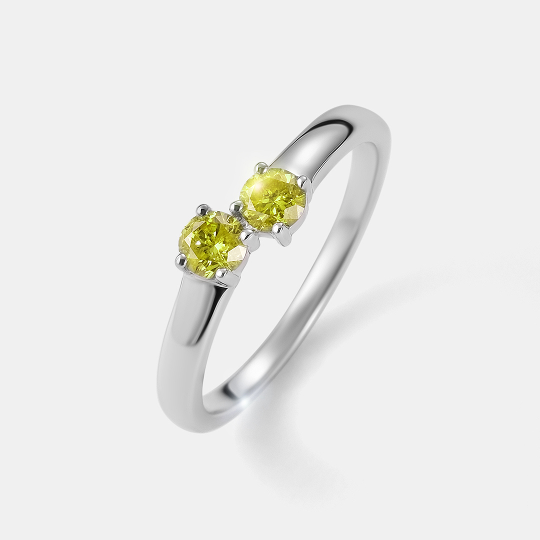 Серебряное кольцо с желтыми бриллиантами