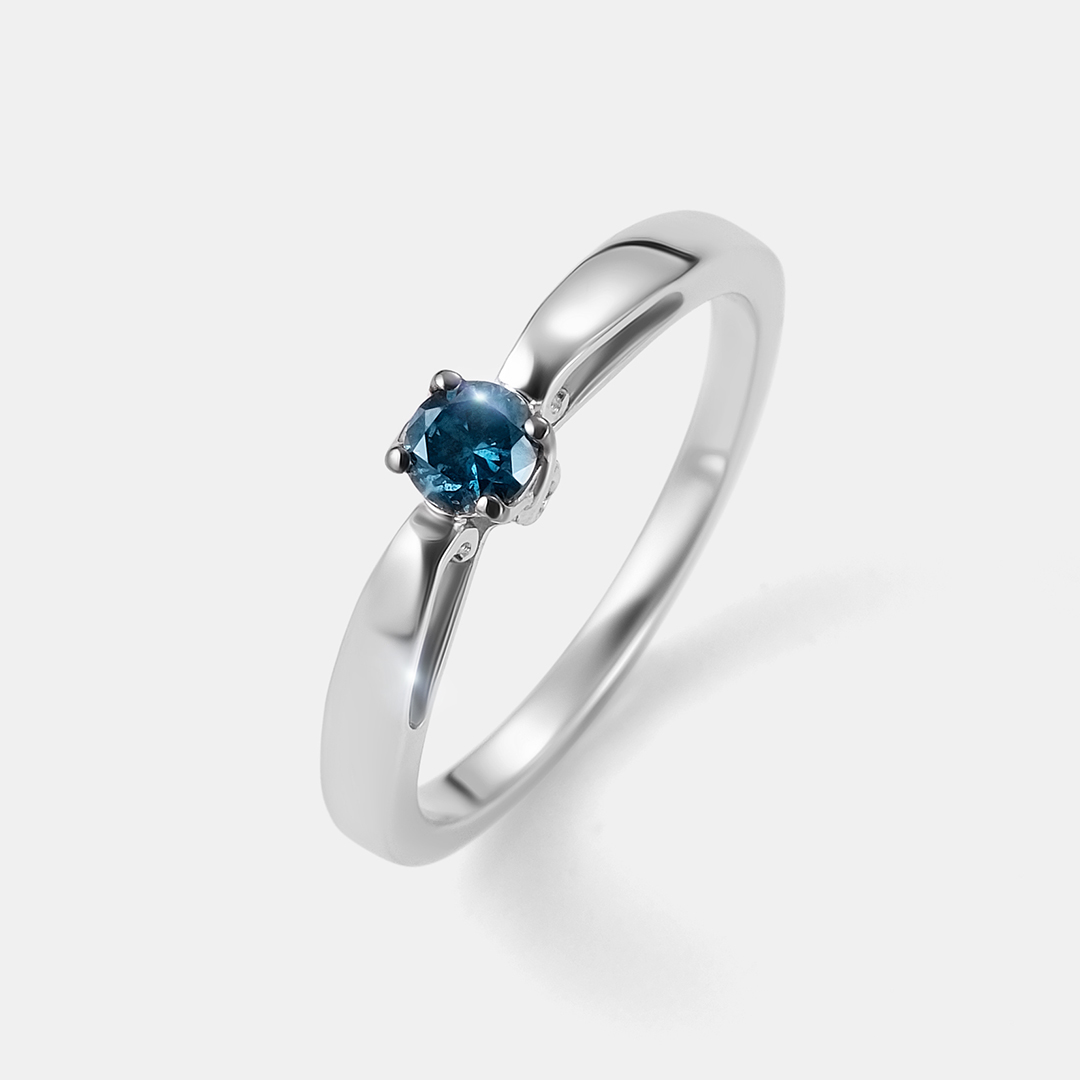Серебряное кольцо с голубым бриллиантом