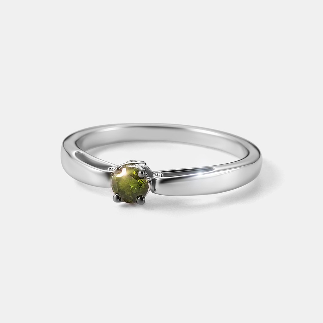 Серебряное кольцо с зеленым бриллиантом