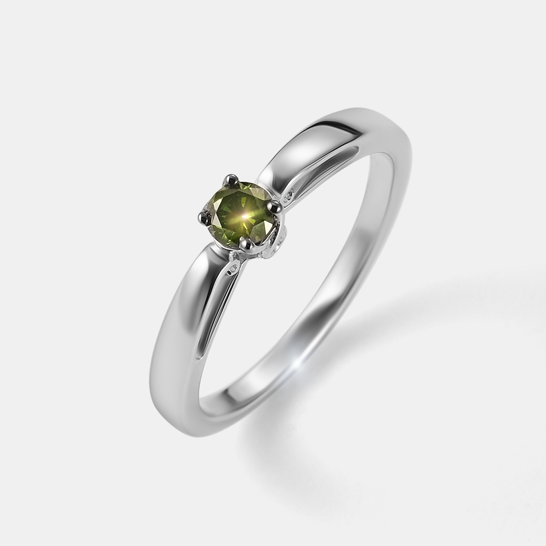 Серебряное кольцо с зеленым бриллиантом