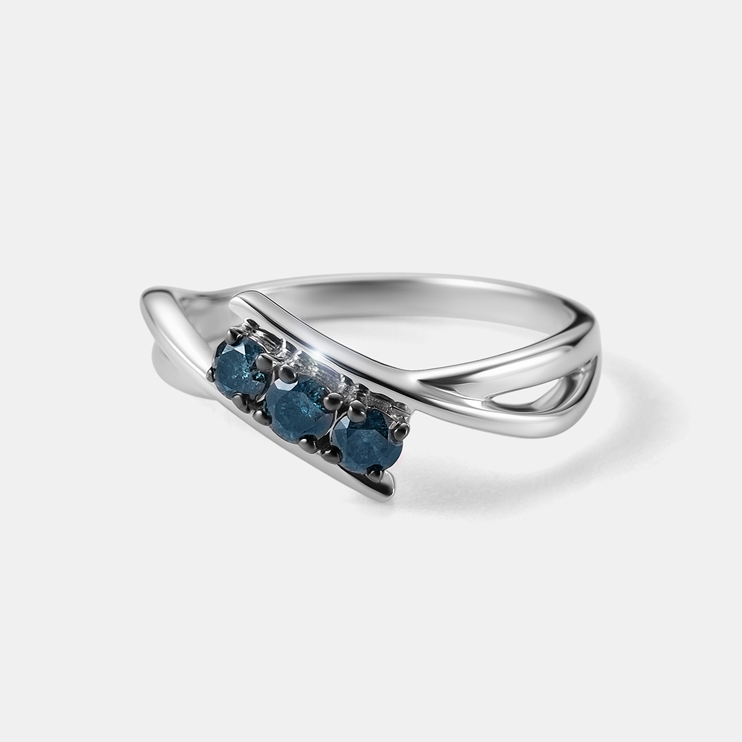 Серебряное кольцо с голубыми бриллиантами