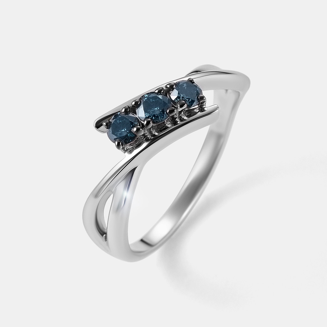 Серебряное кольцо с голубыми бриллиантами