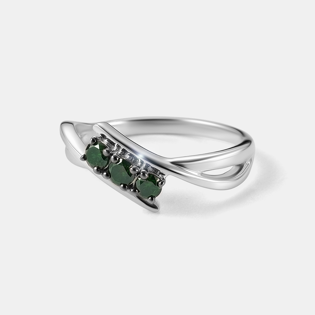 Серебряное кольцо с зелеными бриллиантами