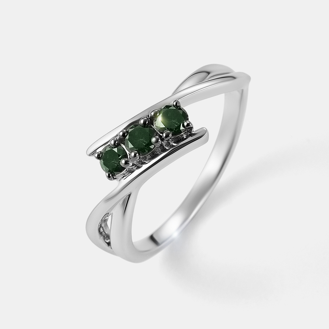 Серебряное кольцо с зелеными бриллиантами
