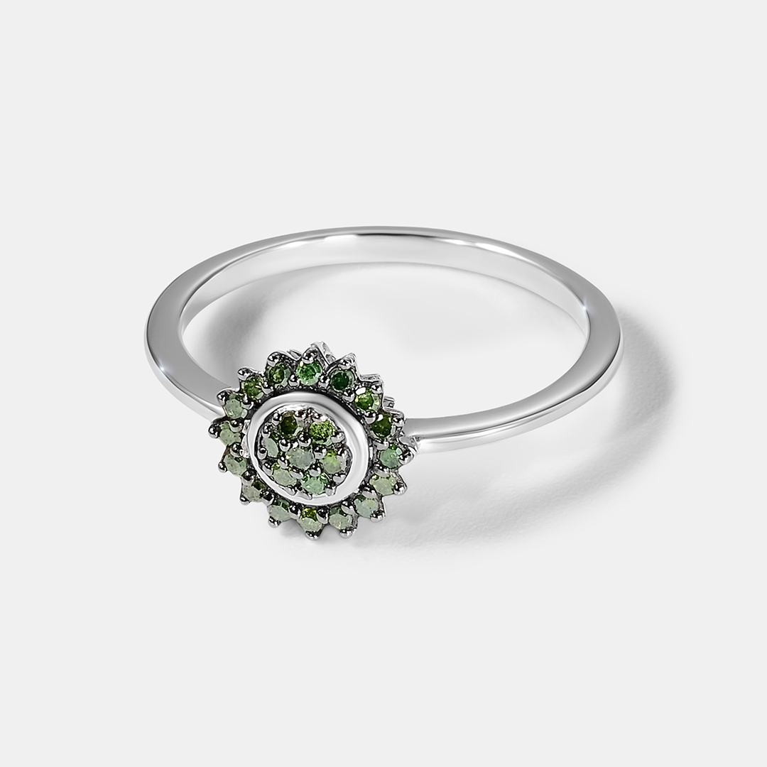 Серебряное кольцо с зелеными бриллиантами